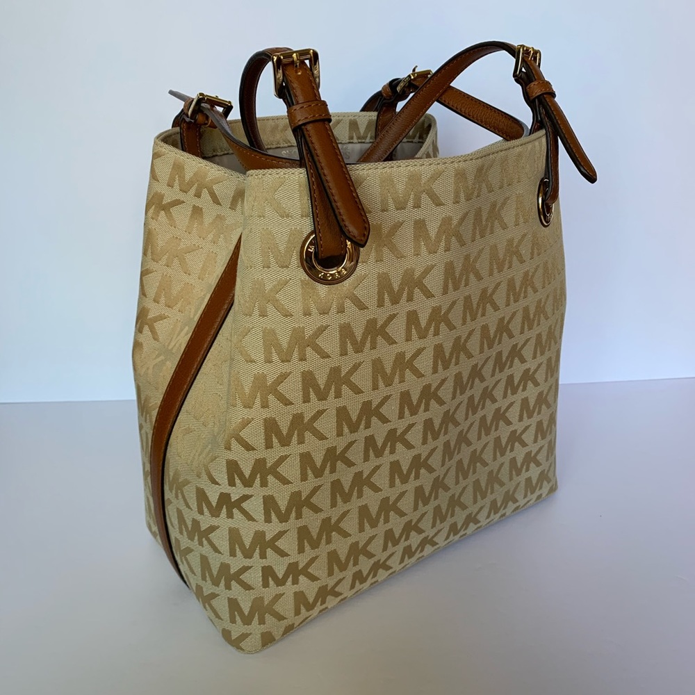 MICHAEL KORS JET SET ITEM Signature Grab Bag Tote